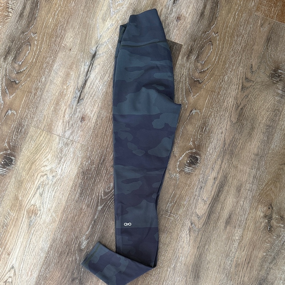 ALO Yoga Women's Camo Leggings in Dark Green and Black